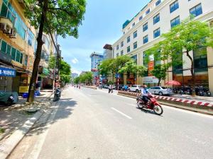 Nhà mặt phố Lạc Long Quân – Vị trí đắc địa - Kinh doanh cực đỉnh - Giả chỉ 5 tỉ + Pháp lý sạch – Chủ bán nhanh cho người có duyên!