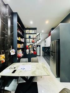 Bán nhà lô góc hiếm – phân lô quân đội Lạc Long Quân – 3 ngủ, full nội thất, giá chỉ 7.95 tỷ