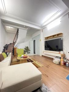 BÁN NHÀ CỰC HIẾM HAI BÀ TRƯNG 38M- 5 TẦNG SIÊU ĐẸP NHỈNH 2,5 Tỷ - MẶT TIỀN RỘNG - Ô TÔ ĐỖ CỔNG- KO LỖI PHONG THỦY