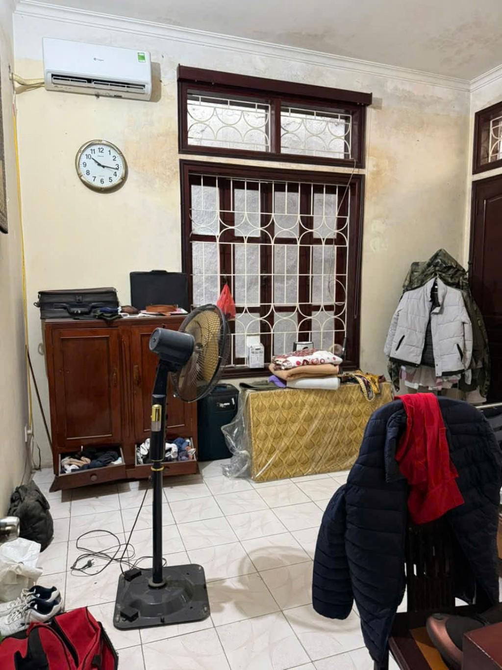 Chính chủ cần bán gấp mảnh đất 77m Lạc Long Quân vị trí đắc địa, sổ đỏ nở hậu, nhỉnh 15 tỷ
