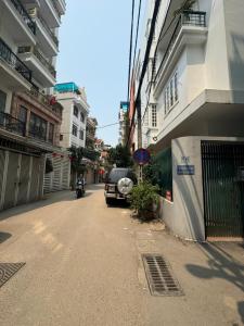 Chính chủ cần bán gấp mảnh đất 77m Lạc Long Quân vị trí đắc địa, sổ đỏ nở hậu, nhỉnh 15 tỷ