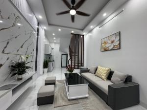 Nhà ngõ đường xuân đỉnh, hàng xóm ngoại giao đoàn