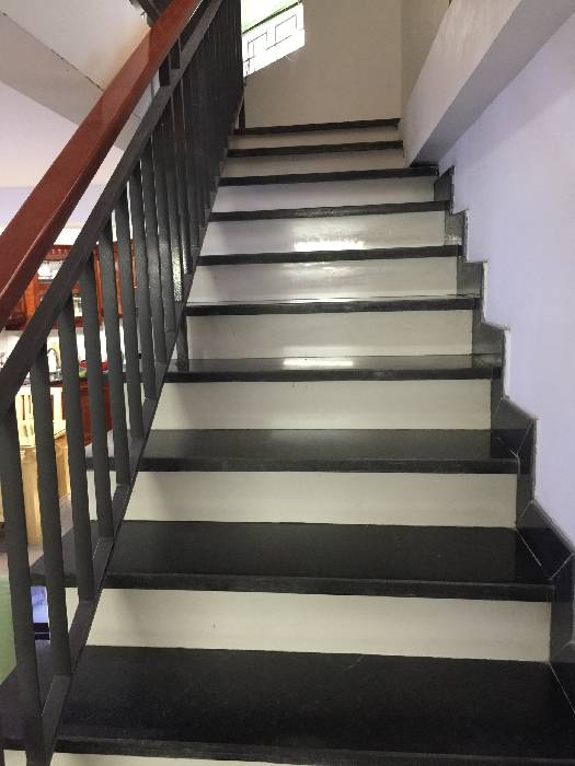 Nhà mới đẹp như vẽ , ô tô tải đỗ cửa