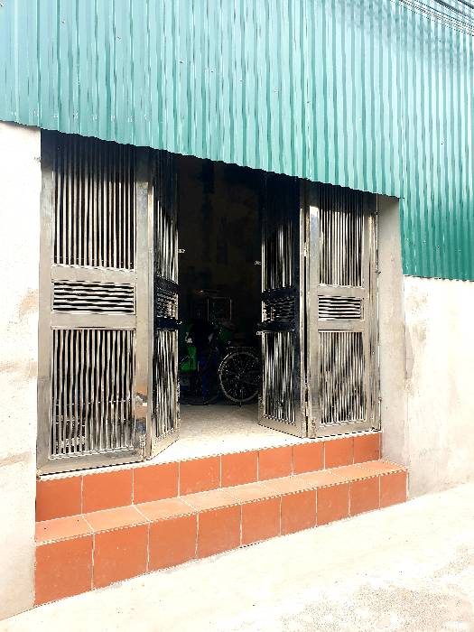 Nhà vuông,  viết giấy sang tên.