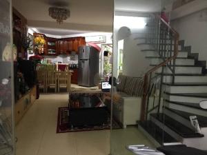 Nhà mới đẹp như vẽ , ô tô tải đỗ cửa