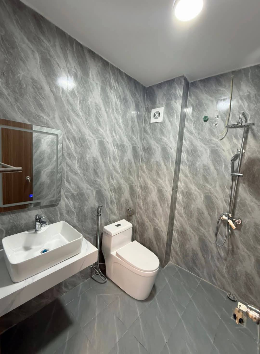 BÁN NHÀ MỚI KENG TẠI THẠCH BÀN-Ô TÔ ĐỖ CỔNG-THOÁNG SẠCH-CÓ NHIỀU TIỆN ÍCH-GIÁ TỐT