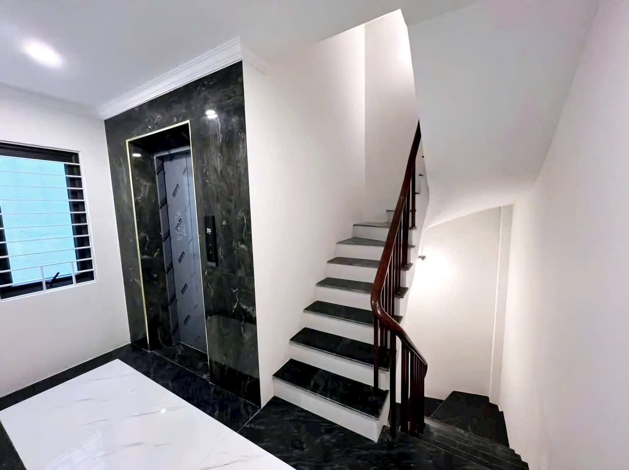 BÁN NHÀ THANG MÁY-NGÕ Ô TÔ TẢI THÔNG-GARA Ô TÔ-50m CHỈ 8.6 TỶ-THẠCH BÀN 1 CĂN DUY NHẤT