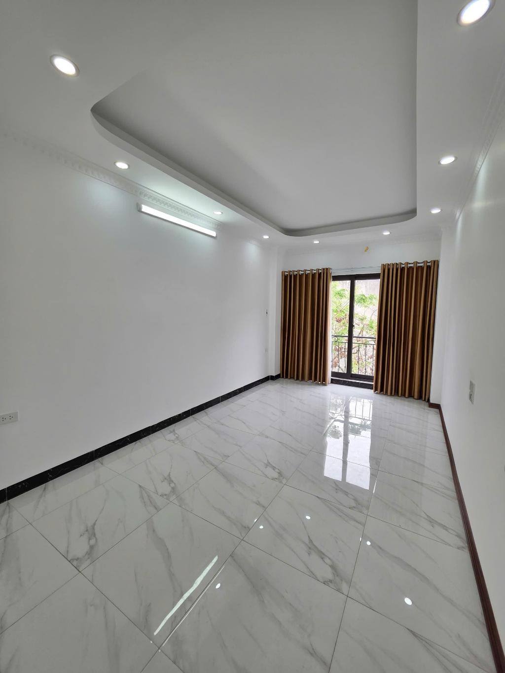 BÁN NHÀ ĐẸP MỚI XÂY-TẠI PHỐ TRẠM -43.5m2-GIÁ BÁN 8.1 TỶ