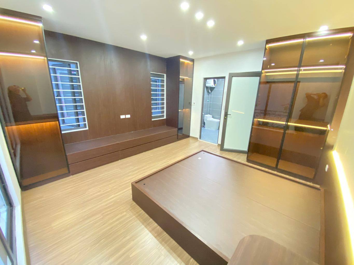 BÁN NHÀ TẠI THẠCH BÀN-Ô TÔ ĐỖ CỔNG-NGÕ NÔNG RỘNG-DÂN CƯ ĐÔNG ĐÚC SẠCH SẼ-GIÁ CHỈ 6.9 TỶ