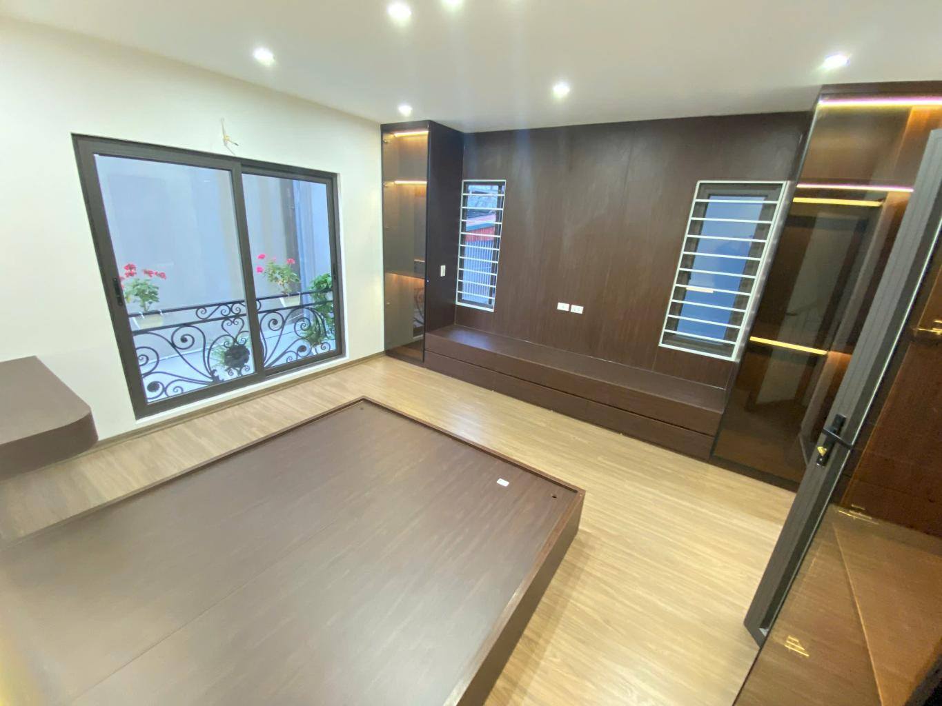 BÁN NHÀ TẠI THẠCH BÀN-Ô TÔ ĐỖ CỔNG-NGÕ NÔNG RỘNG-DÂN CƯ ĐÔNG ĐÚC SẠCH SẼ-GIÁ CHỈ 6.9 TỶ