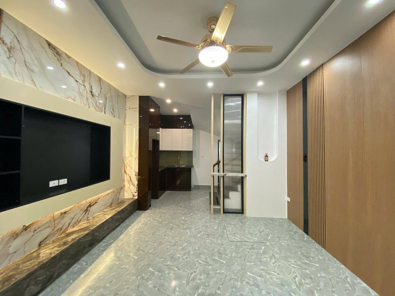 BÁN NHÀ TẠI THẠCH BÀN-Ô TÔ ĐỖ CỔNG-NGÕ NÔNG RỘNG-DÂN CƯ ĐÔNG ĐÚC SẠCH SẼ-GIÁ CHỈ 6.9 TỶ