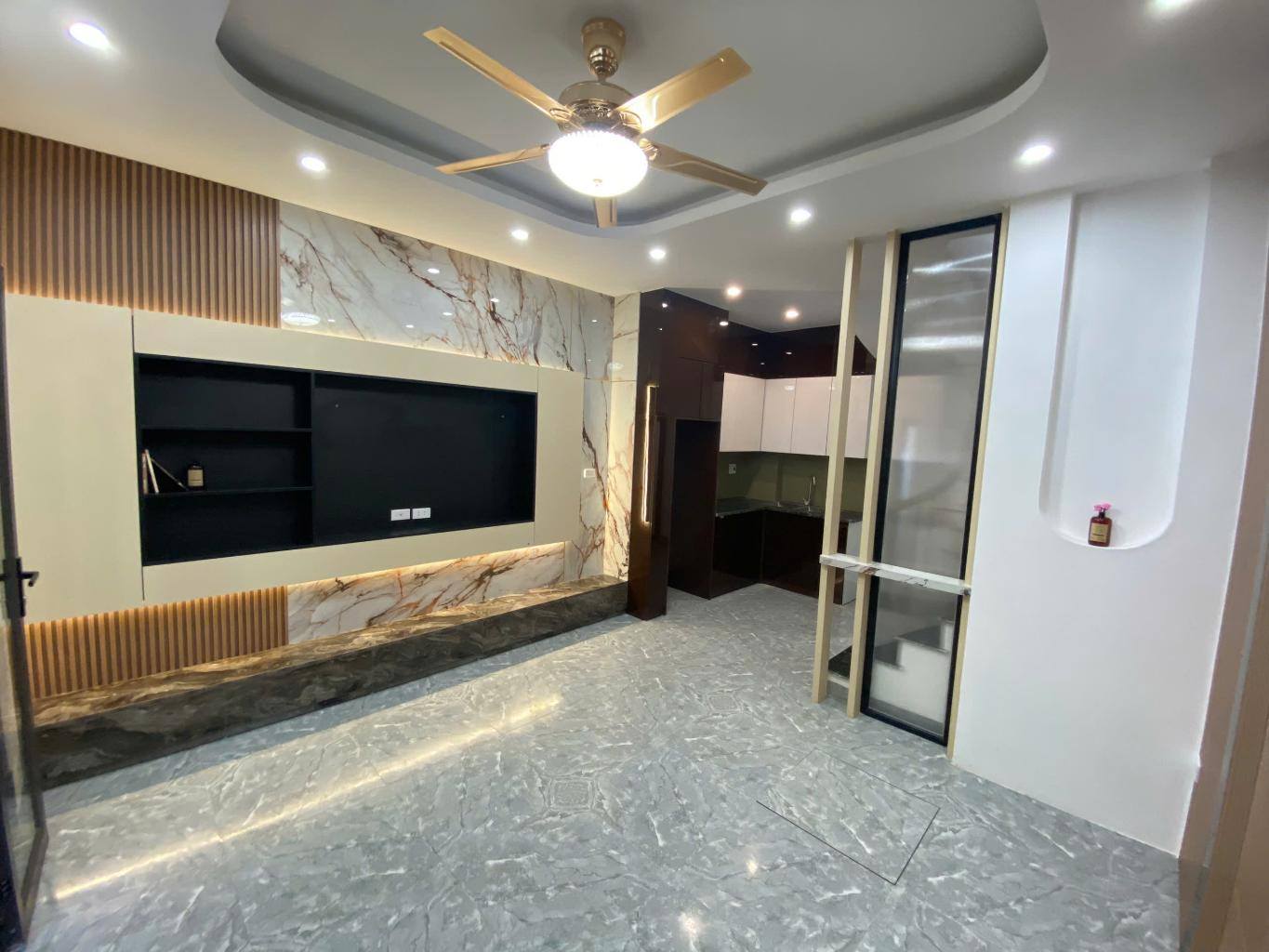 BÁN NHÀ TẠI THẠCH BÀN-Ô TÔ ĐỖ CỔNG-NGÕ NÔNG RỘNG-DÂN CƯ ĐÔNG ĐÚC SẠCH SẼ-GIÁ CHỈ 6.9 TỶ
