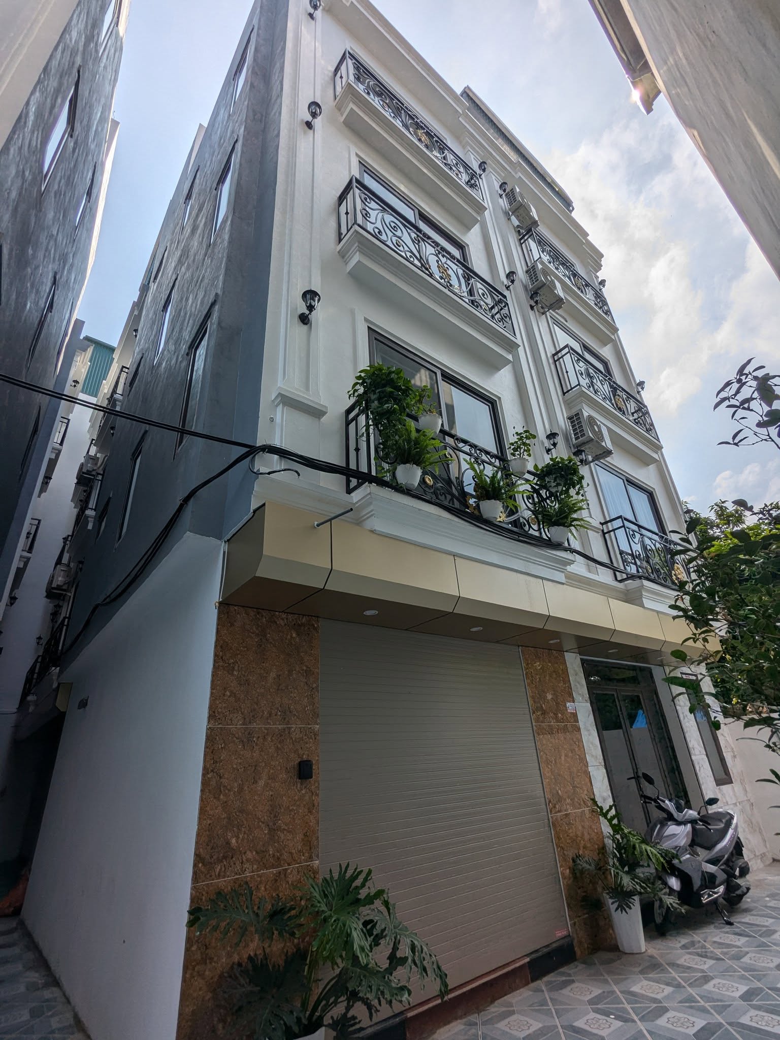 BÁN NHÀ TẠI THẠCH BÀN-Ô TÔ ĐỖ CỔNG-NGÕ NÔNG RỘNG-DÂN CƯ ĐÔNG ĐÚC SẠCH SẼ-GIÁ CHỈ 6.9 TỶ
