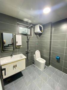 BÁN NHÀ TẠI THẠCH BÀN-Ô TÔ ĐỖ CỔNG-NGÕ NÔNG RỘNG-DÂN CƯ ĐÔNG ĐÚC SẠCH SẼ-GIÁ CHỈ 6.9 TỶ