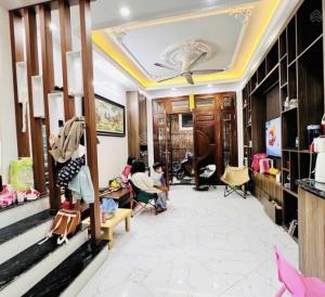 BÁN GẤP NHÀ 5 TẦNG CẦU GIẤY, NGÕ ĐẸP, Ở NGAY