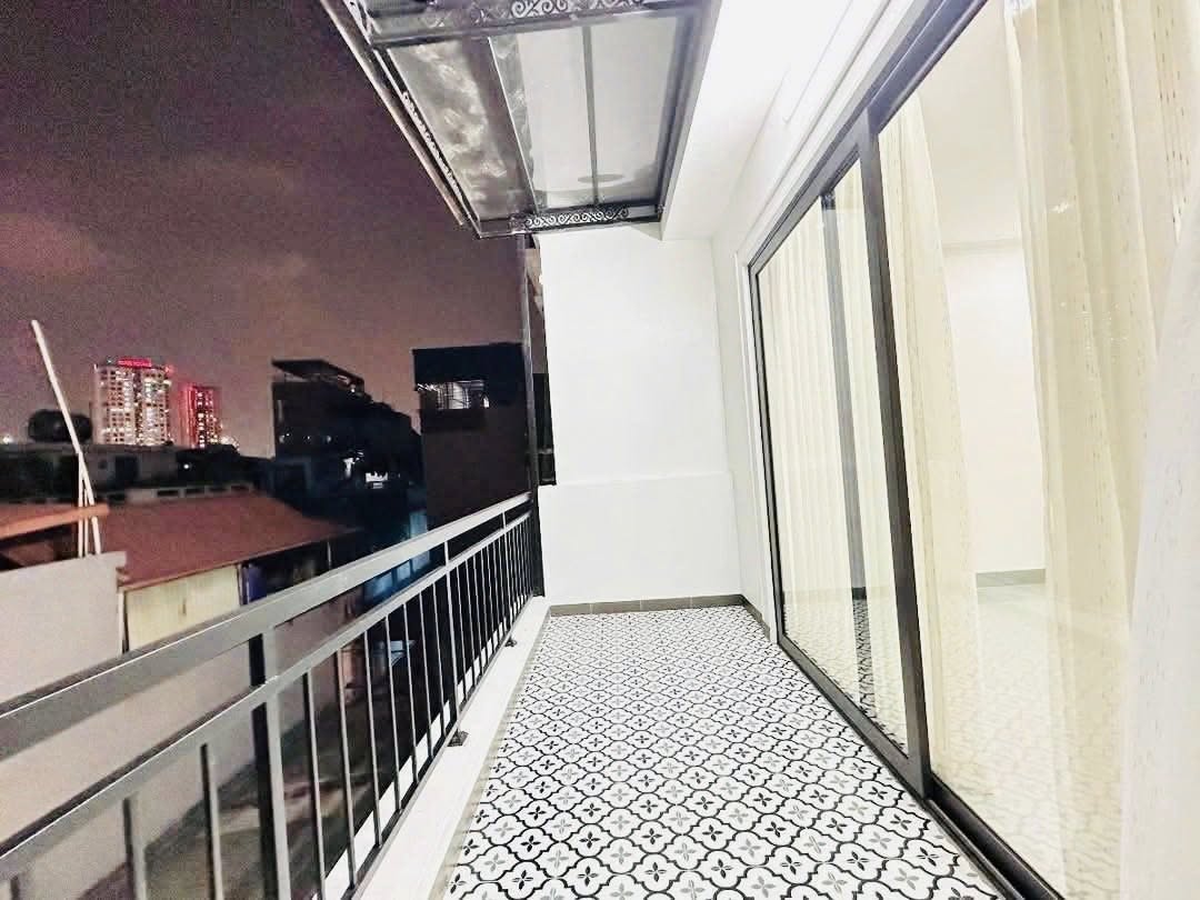 VỊ TRÍ ĐẸP TRUNG TÂM CẦU GIẤY - 5 TẦNG MỚI CỨNG - ĐẸP LUNG LINH