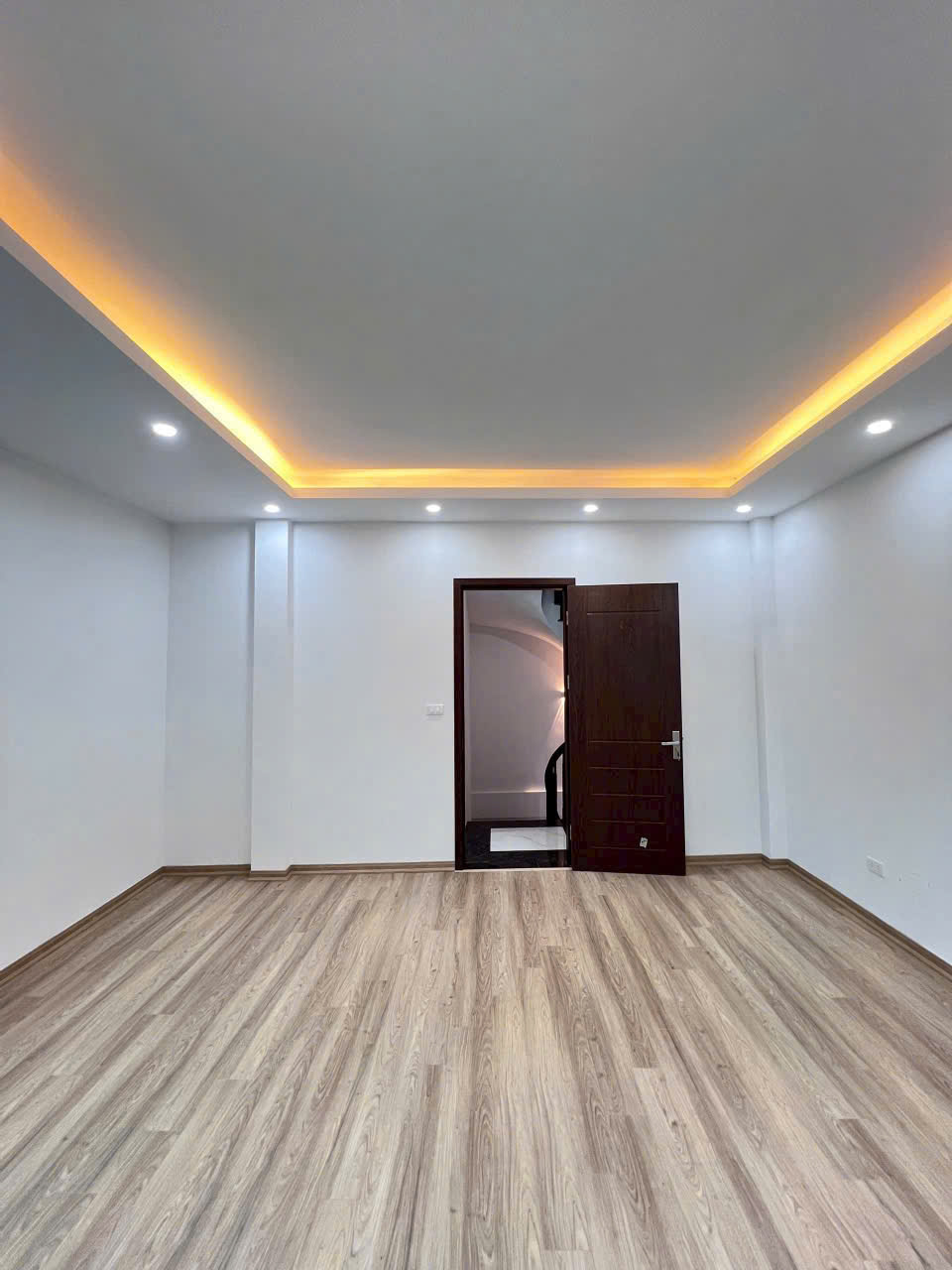 NHÀ MỚI XÂY 40m x 5 tầng - NHÀ CÁCH GA NHỔN TẦM 800m