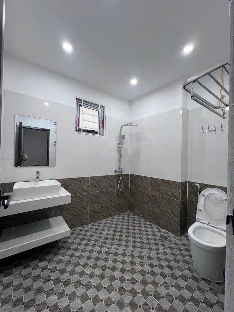 Nhà đẹp dưới chân đê - 2 mặt thoáng - Gần Cầu Thượng Cát -Giá chỉ 5,2 tỷ