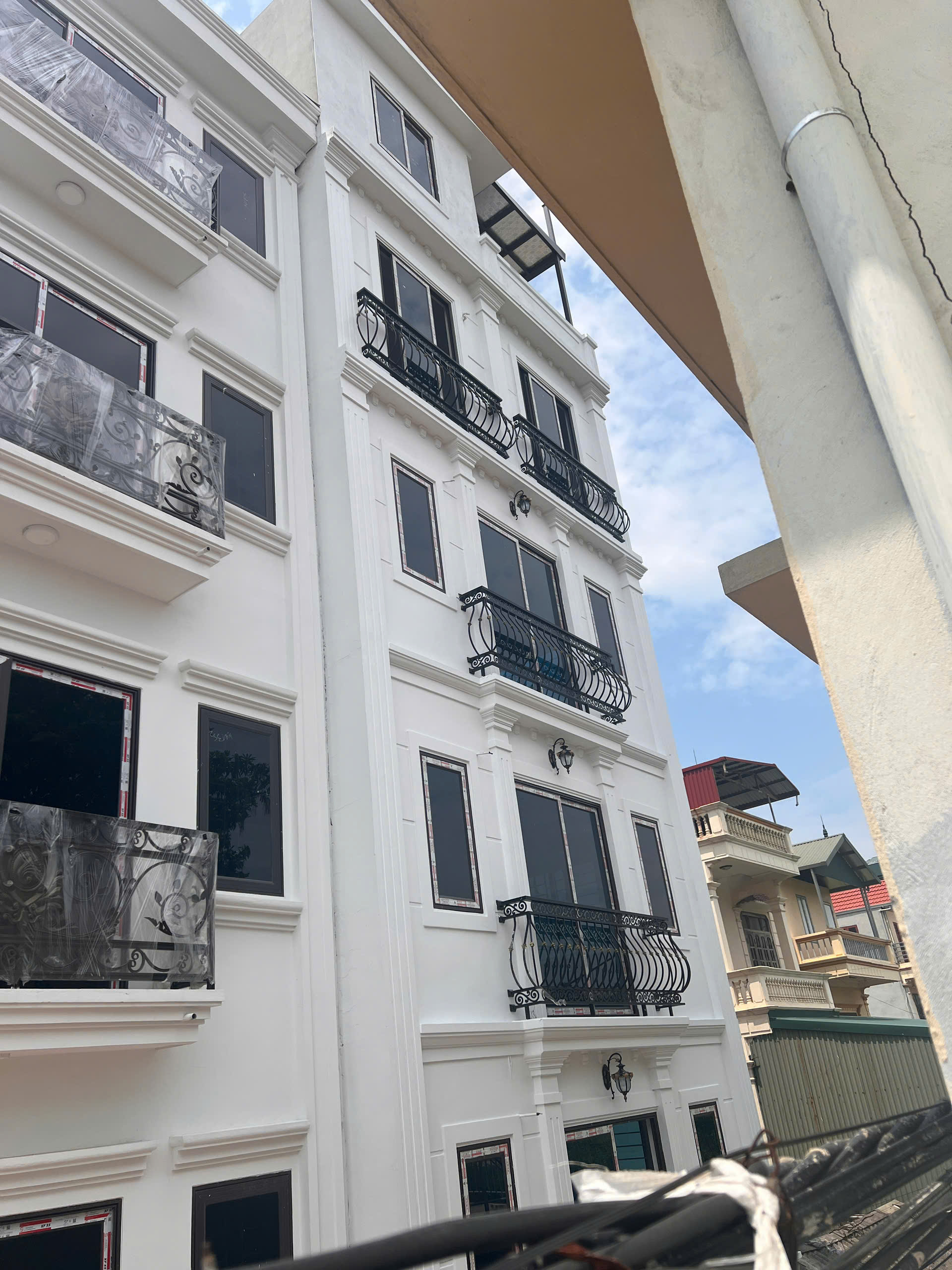 Nhà đẹp dưới chân đê - 2 mặt thoáng - Gần Cầu Thượng Cát -Giá chỉ 5,2 tỷ