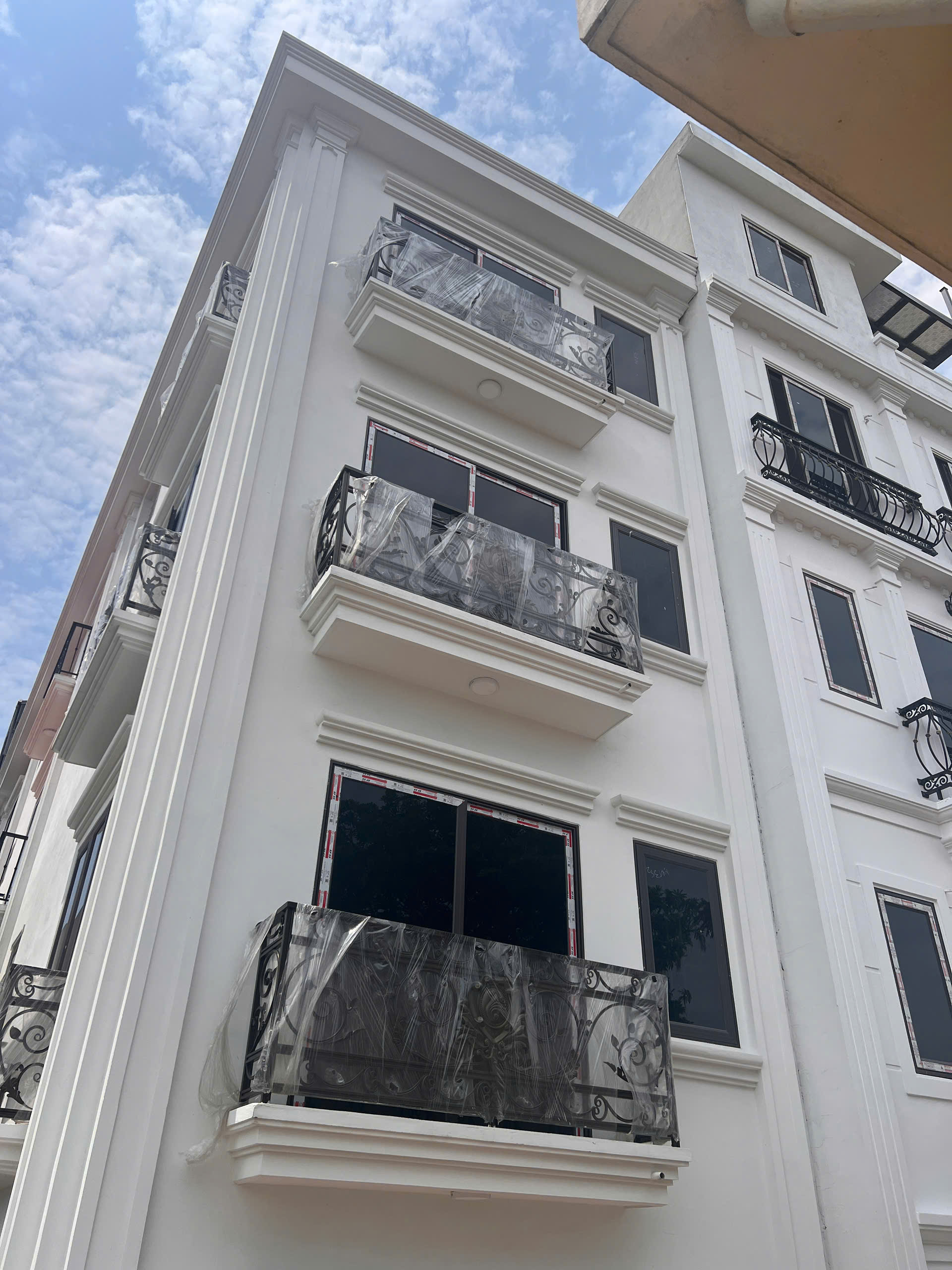 Nhà đẹp dưới chân đê - 2 mặt thoáng - Gần Cầu Thượng Cát -Giá chỉ 5,2 tỷ