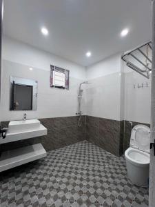 Nhà đẹp dưới chân đê - 2 mặt thoáng - Gần Cầu Thượng Cát -Giá chỉ 5,2 tỷ