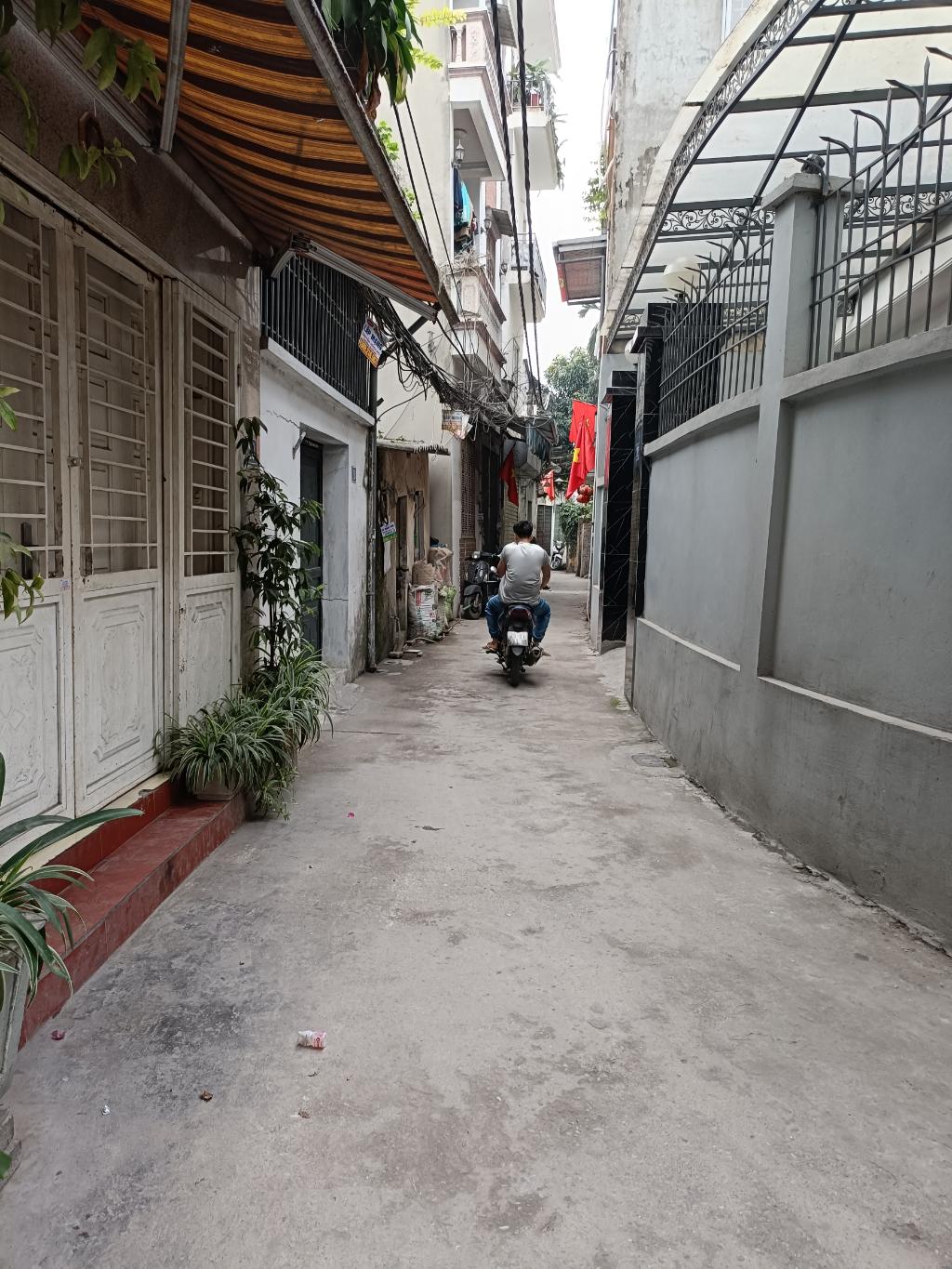 Bệnh nặng, bán rẻ chữa bệnh nhà Nguyễn Chính, ngõ to sát phố, 30m x4 tầng,nhỉnh 4 tỷ.
