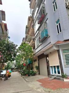 PHÂN LÔ - Ô TÔ TRÁNH - Ở SƯỚNG - VỈA HÈ - NHÀ ĐẸP KINH DOANH - CÁCH HỒ LINH ĐÀM CHỈ 30M