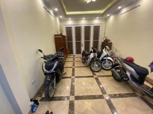 LONG BIÊN -VỊ TRÍ ĐẸP - NHÀ MỚI- THANG MÁY- 2 THOÁNG TRƯỚC SAU- 2 MẶT NGÕ- XE - ĐỖ CỬA VÀO NHÀ - GẦN HỒ - TIỆN ÍCH BẠT NGÀN