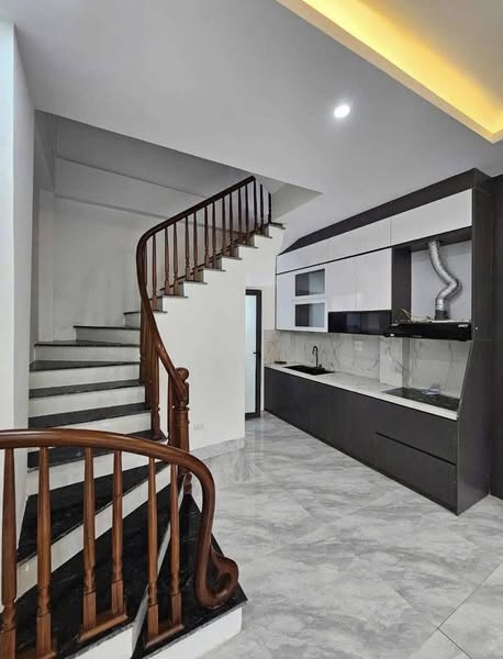 NHÀ ĐẸP CẦU GIẤY - Ô TÔ ĐỖ CỬA VÀO NHÀ - KHU CÁN BỘ - THOÁNG TRƯỚC SAU - SÁT PHỐ  DT 40m X 4 TẦNG, MT 6M