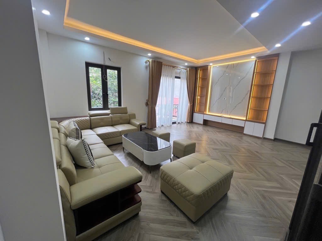 Lõi long biên,6 tầng thang máy, full nội thất,ở sướng