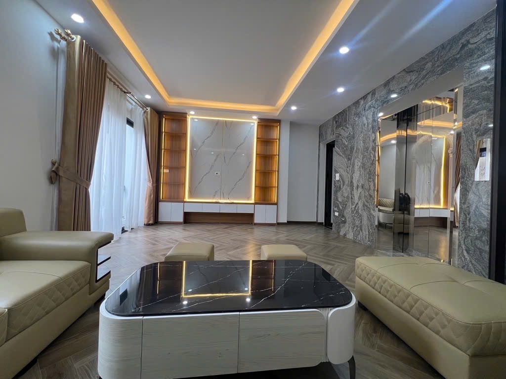 Lõi long biên,6 tầng thang máy, full nội thất,ở sướng