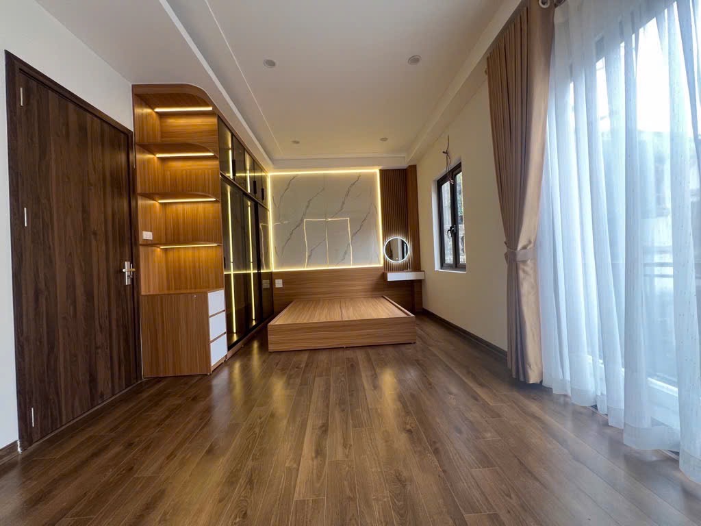 Lõi long biên,6 tầng thang máy, full nội thất,ở sướng