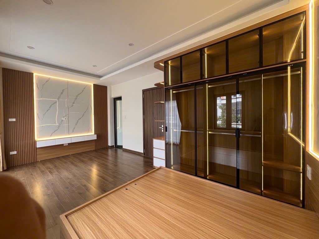 Lõi long biên,6 tầng thang máy, full nội thất,ở sướng