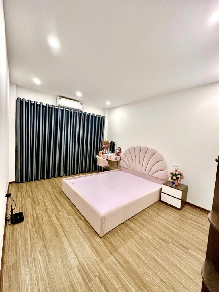 Phố Bồ Đề nhỉnh 7 tỷ ,ô tô con đỗ cửa ,sổ vuông vắn