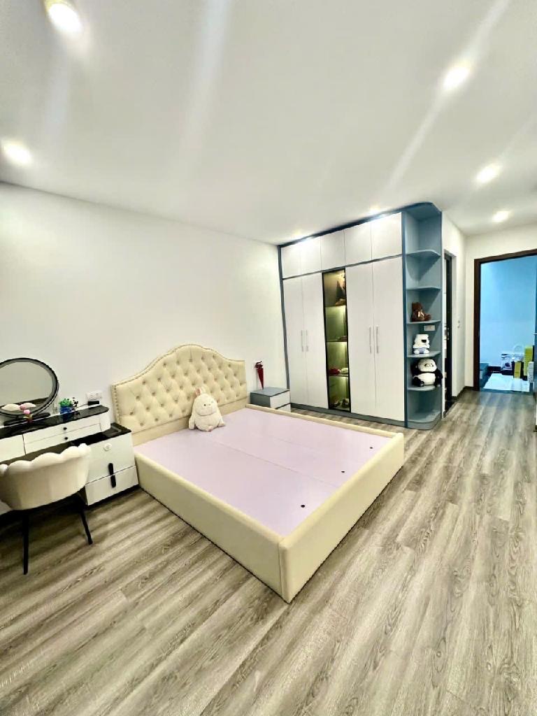 Phố Bồ Đề nhỉnh 7 tỷ ,ô tô con đỗ cửa ,sổ vuông vắn