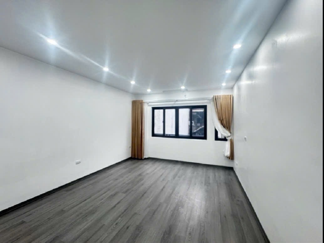Oto kinh doanh phố bồ đề nhà mới gần hồ