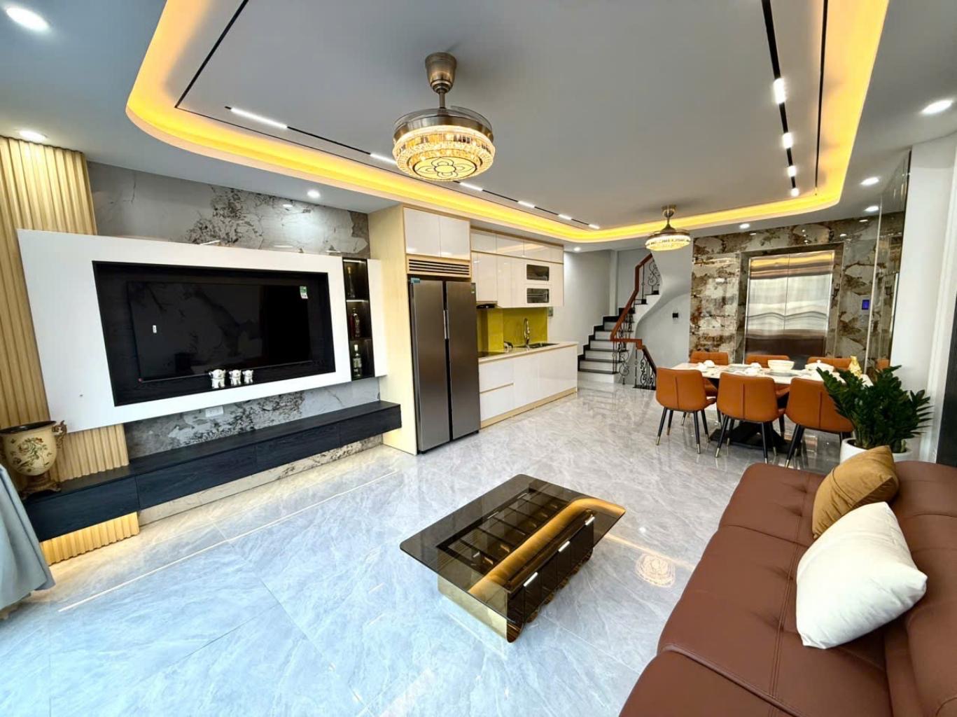 Nhà mới 6 tầng thang máy,gần trường pháp,ngõ thông