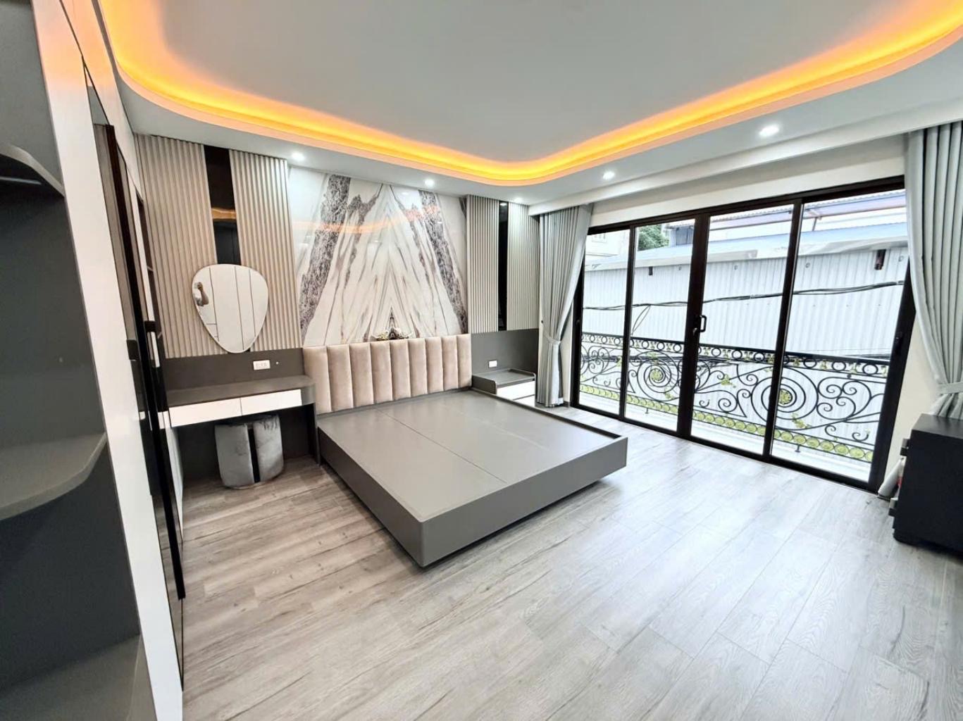 Nhà mới 6 tầng thang máy,gần trường pháp,ngõ thông