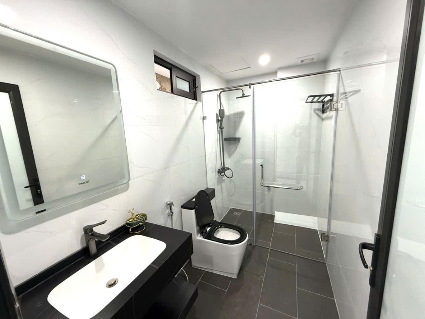 Nhà mới 6 tầng thang máy,gần trường pháp,ngõ thông