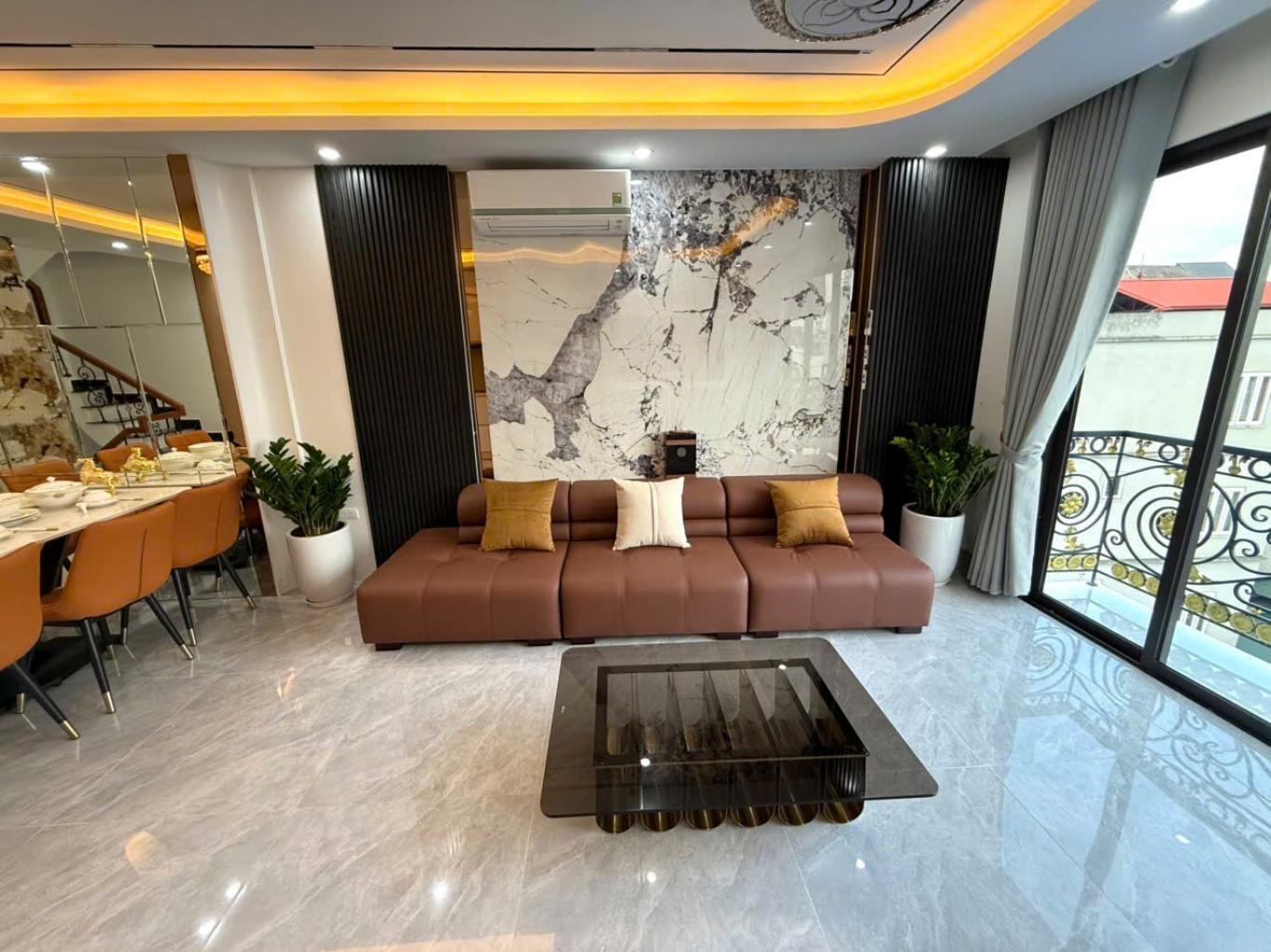 Nhà mới 6 tầng thang máy,gần trường pháp,ngõ thông