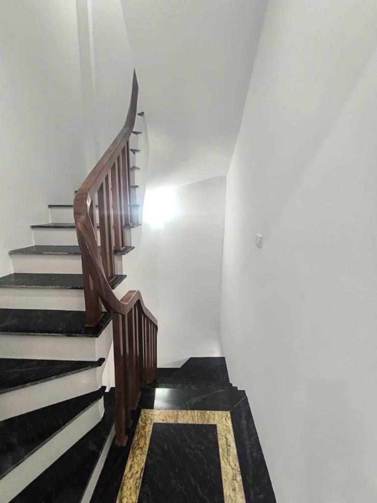 Bát Khối 35m2 x 5 tầng gần aeon long biên ,gần cầu chương dương