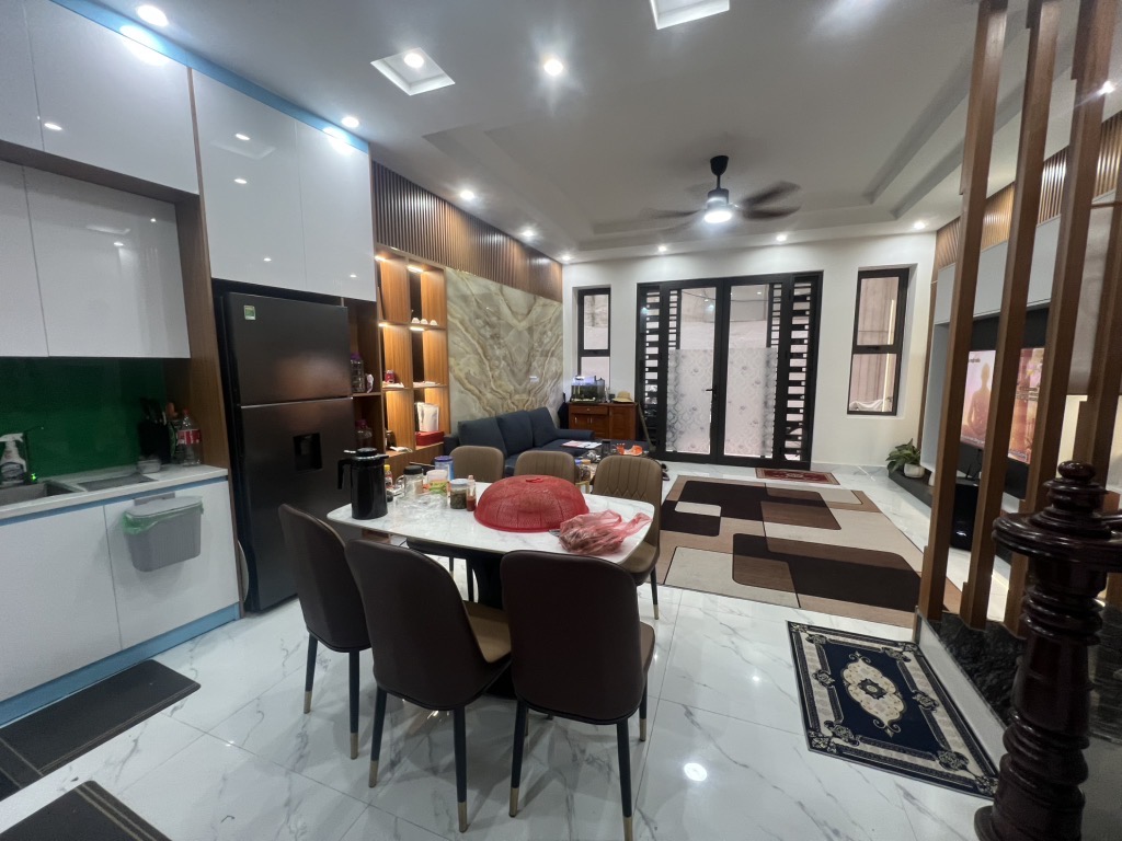 Nhà Thạch bàn ô tô ngủ trong nhà, diện tích rộng vài mét ra phố