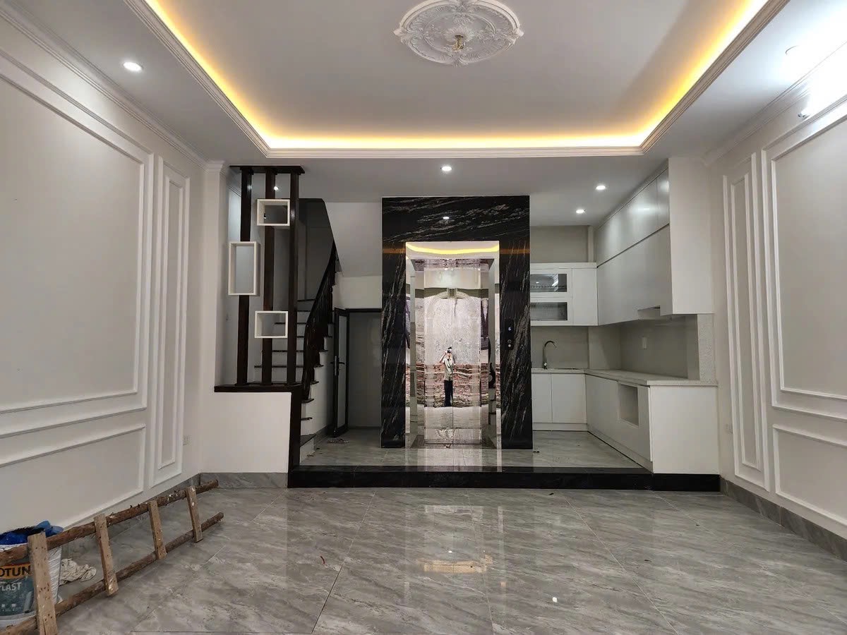 Hoa lâm 6 tầng thang máy,nhà mới cóng,nội thất cơ bản