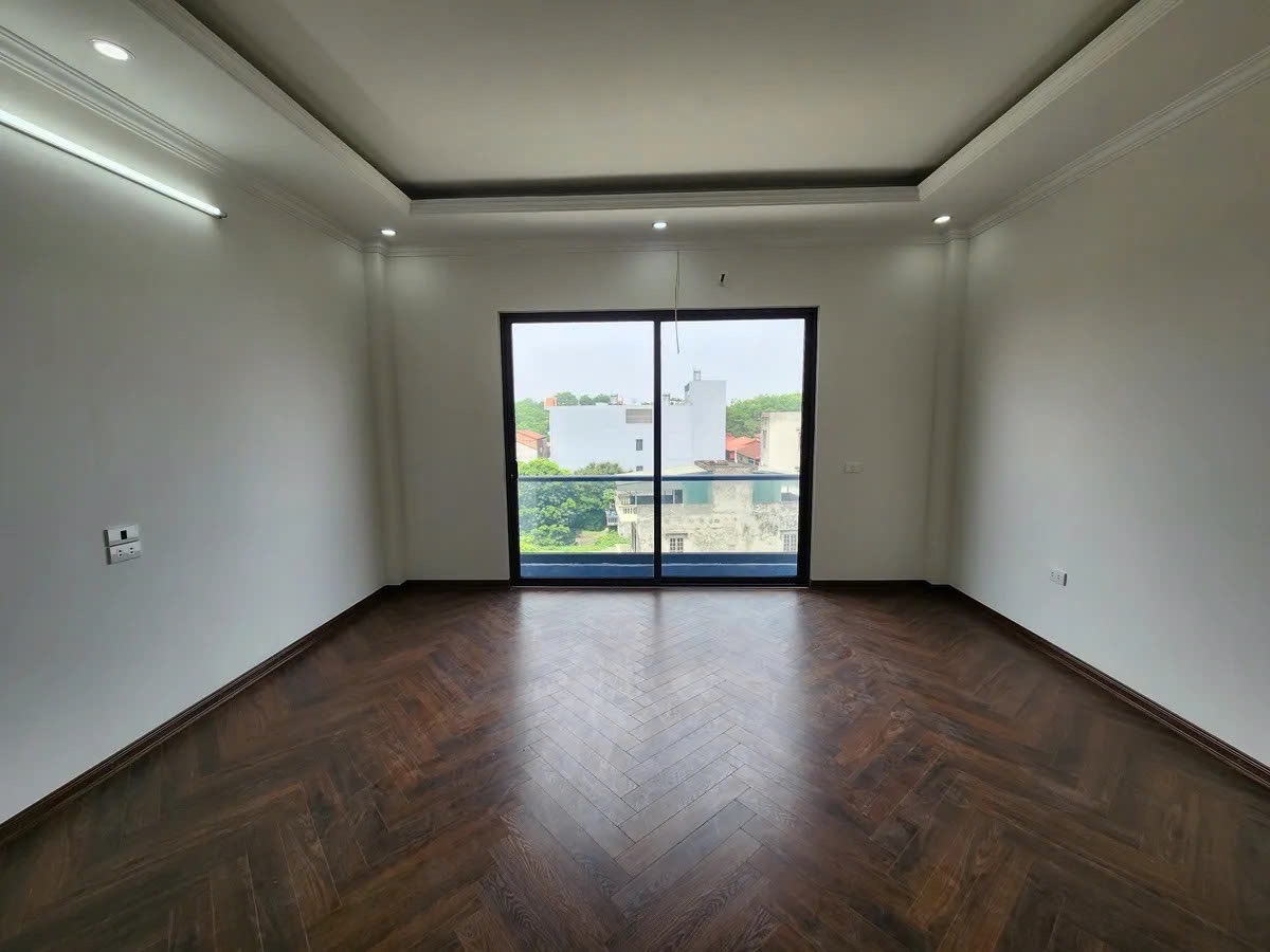 Hoa lâm 6 tầng thang máy,nhà mới cóng,nội thất cơ bản