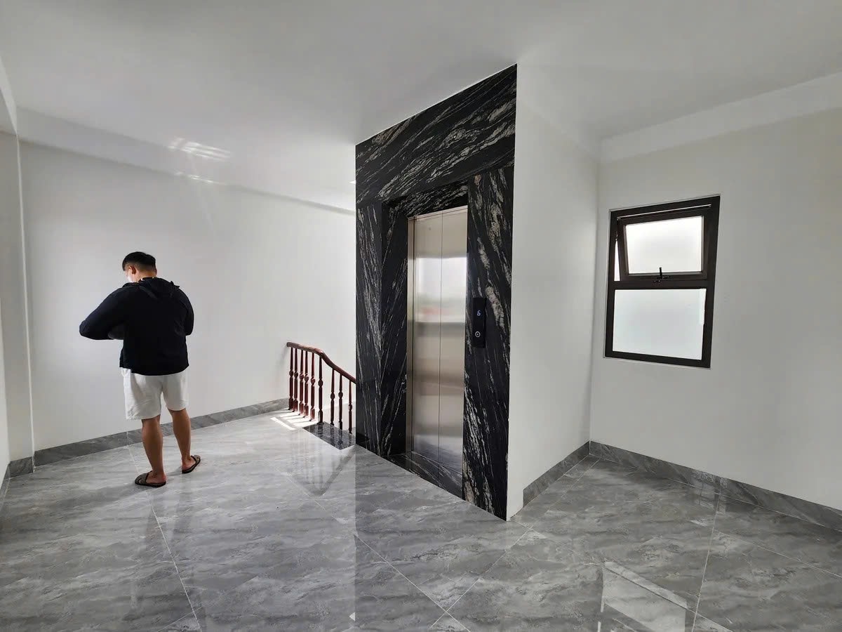 Hoa lâm 6 tầng thang máy,nhà mới cóng,nội thất cơ bản