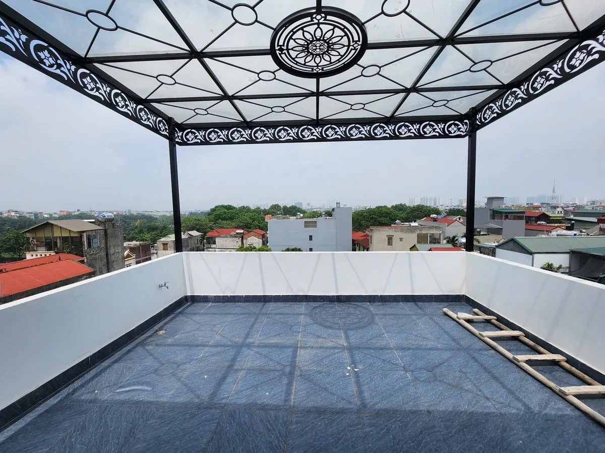 Hoa lâm 6 tầng thang máy,nhà mới cóng,nội thất cơ bản