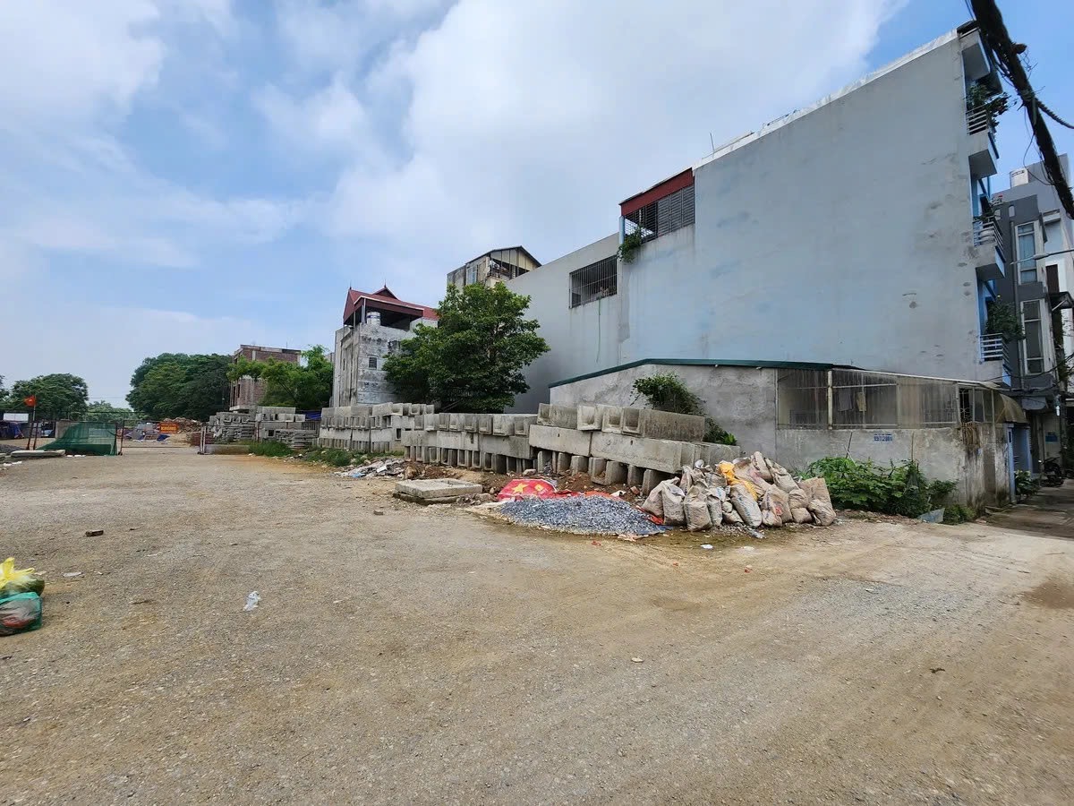Hoa lâm 6 tầng thang máy,nhà mới cóng,nội thất cơ bản