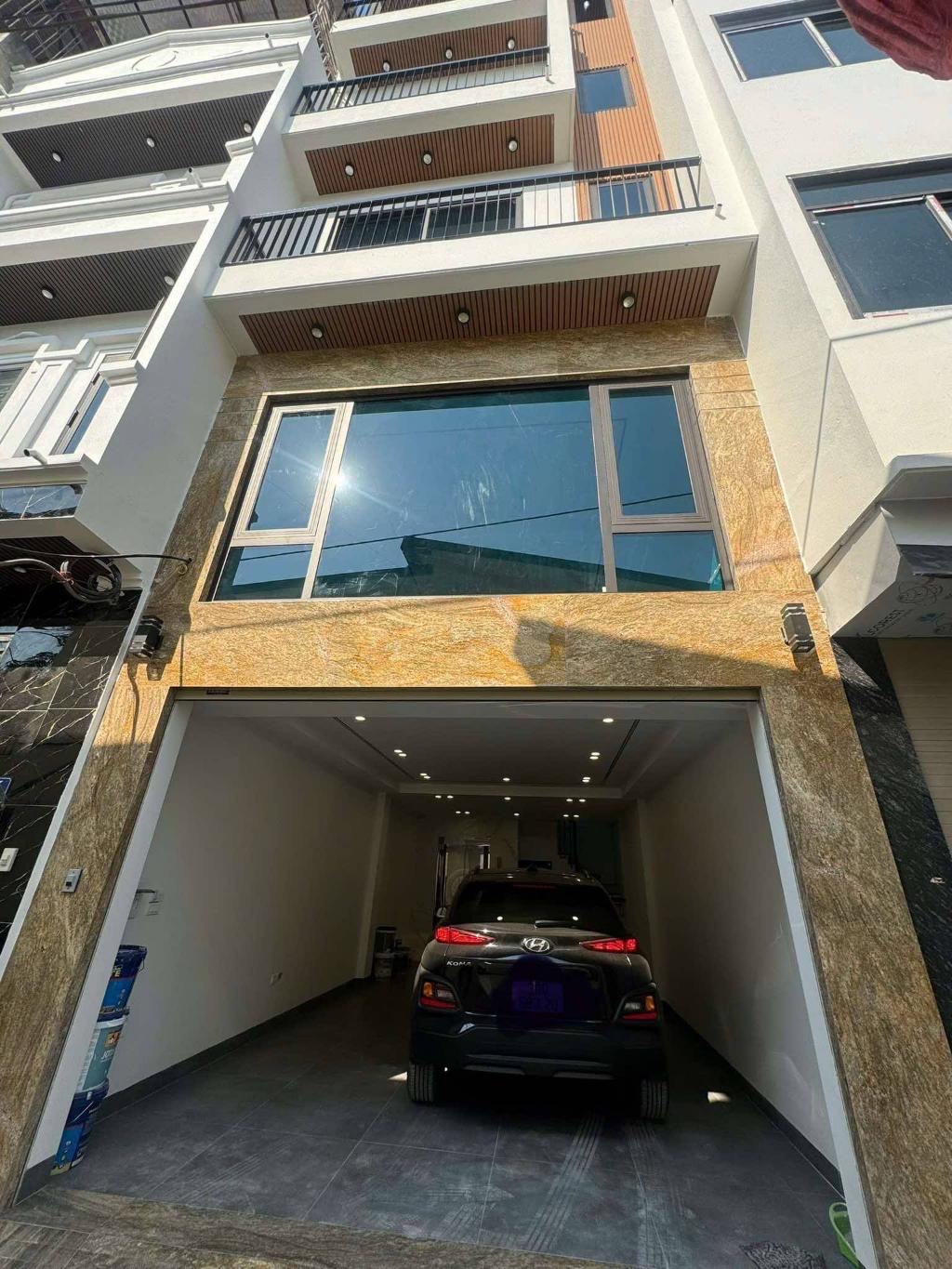 BÁN NHÀ MỚI TINH NGỌC THUỴ THANG MÁY GARA Ô TÔ MẶT ĐƯỜNG 4m5