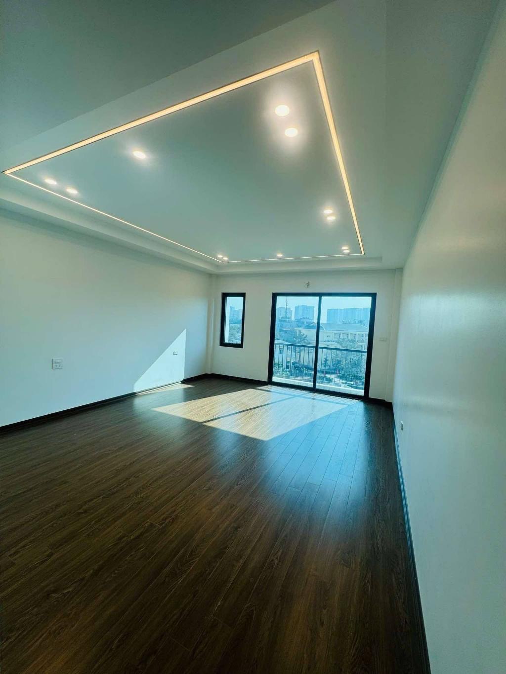 BÁN NHÀ MỚI TINH NGỌC THUỴ THANG MÁY GARA Ô TÔ MẶT ĐƯỜNG 4m5