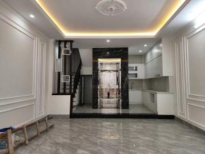 Hoa lâm 6 tầng thang máy,nhà mới cóng,nội thất cơ bản